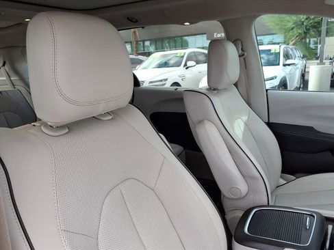 Used 2021 Chrysler Pacifica Limited w/ Uconnect Theater Family Group image 12