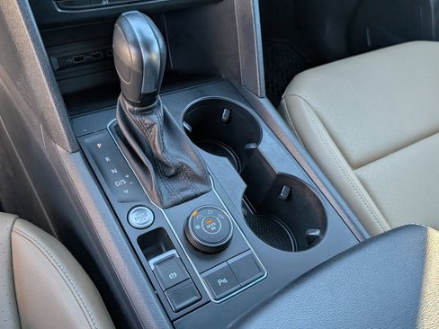 Used 2020 Volkswagen Atlas Cross Sport SE image 16