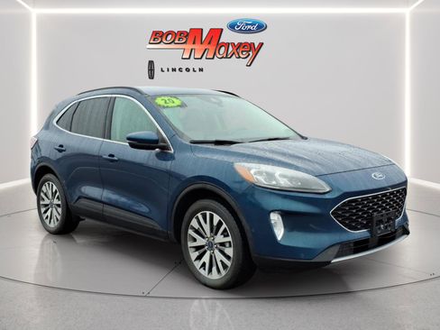 Used 2020 Ford Escape Titanium image 3