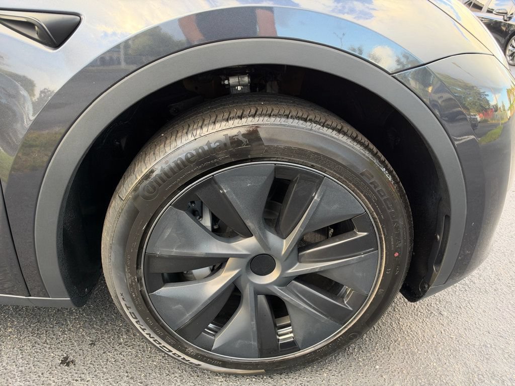 Used 2025 Tesla Model Y Long Range RWD image 32