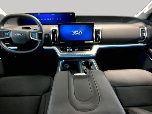 Used 2026 Ford Expedition Platinum w/ Platinum Ultimate Package AWD/4WD image 15