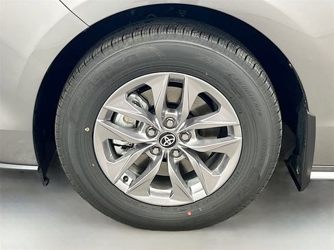 New 2026 Toyota Sienna XLE image 8