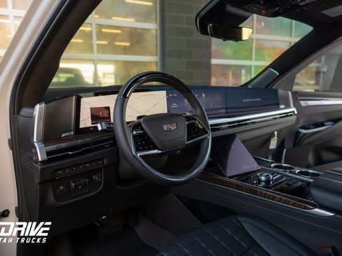 Used 2025 Cadillac Escalade Sport Platinum w/ LPO, ONYX Package image 25