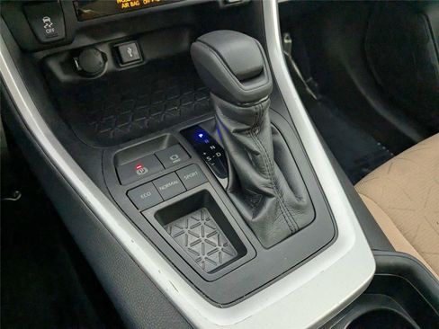 Used 2021 Toyota RAV4 XLE w/ Convenience Package image 26