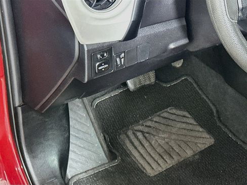 Used 2018 Toyota Corolla LE FWD image 16