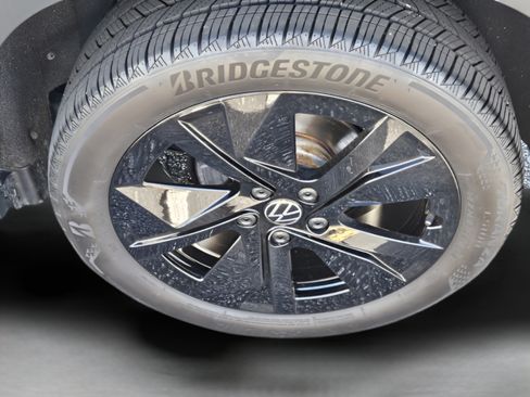 Certified 2025 Volkswagen Taos SE FWD image 29