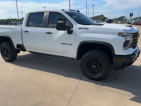 Used 2025 Chevrolet Silverado 2500 ZR2 w/ Technology Package AWD/4WD image 2