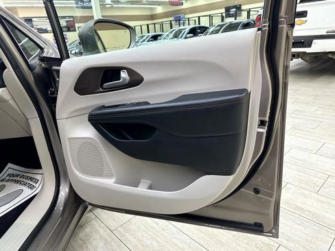 Used 2018 Chrysler Pacifica Touring-L Plus image 42