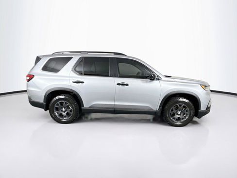 Used 2025 Honda Pilot TrailSport image 10