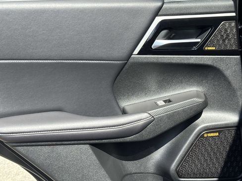 New 2025 Mitsubishi Outlander SE image 13