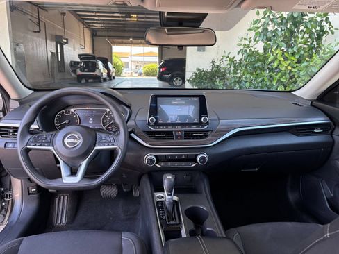 Used 2025 Nissan Altima 2.5 SV FWD image 34