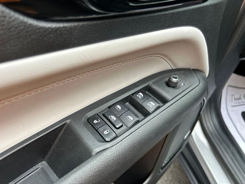 Used 2023 Jeep Compass Limited w/ Sun and Sound Group AWD/4WD image 10