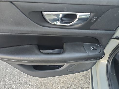 Used 2020 Volvo S60 T5 Momentum image 9
