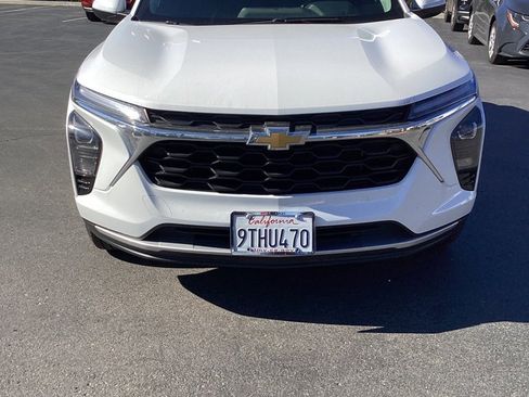 Used 2025 Chevrolet Trax LT w/ LT Convenience Package image 4