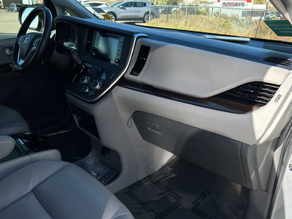 Used 2019 Toyota Sienna XLE Premium FWD image 9