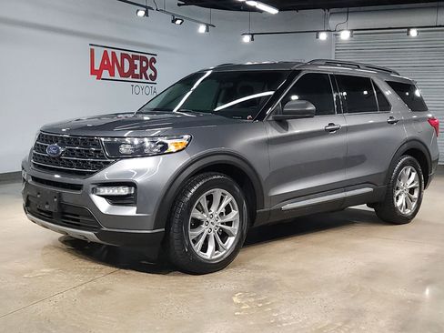 Used 2023 Ford Explorer XLT w/ Equipment Group 202A RWD image 3