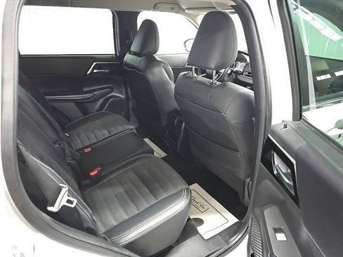 Used 2022 Mitsubishi Outlander SE image 17