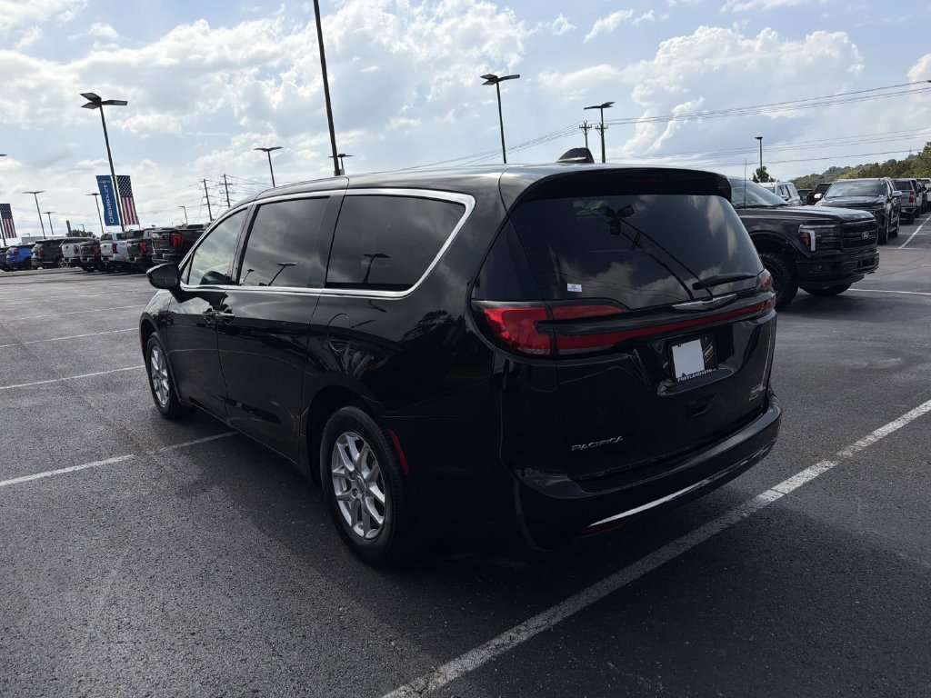 Used 2025 Chrysler Pacifica Select FWD image 5