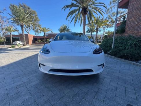 Used 2022 Tesla Model Y Long Range image 2