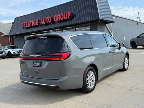 Used 2023 Chrysler Pacifica Touring-L FWD image 15