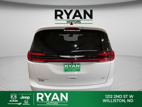 New 2026 Chrysler Pacifica Select AWD/4WD image 8