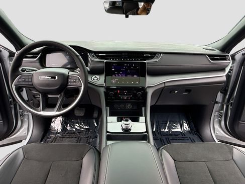 New 2025 Jeep Grand Cherokee Altitude image 3