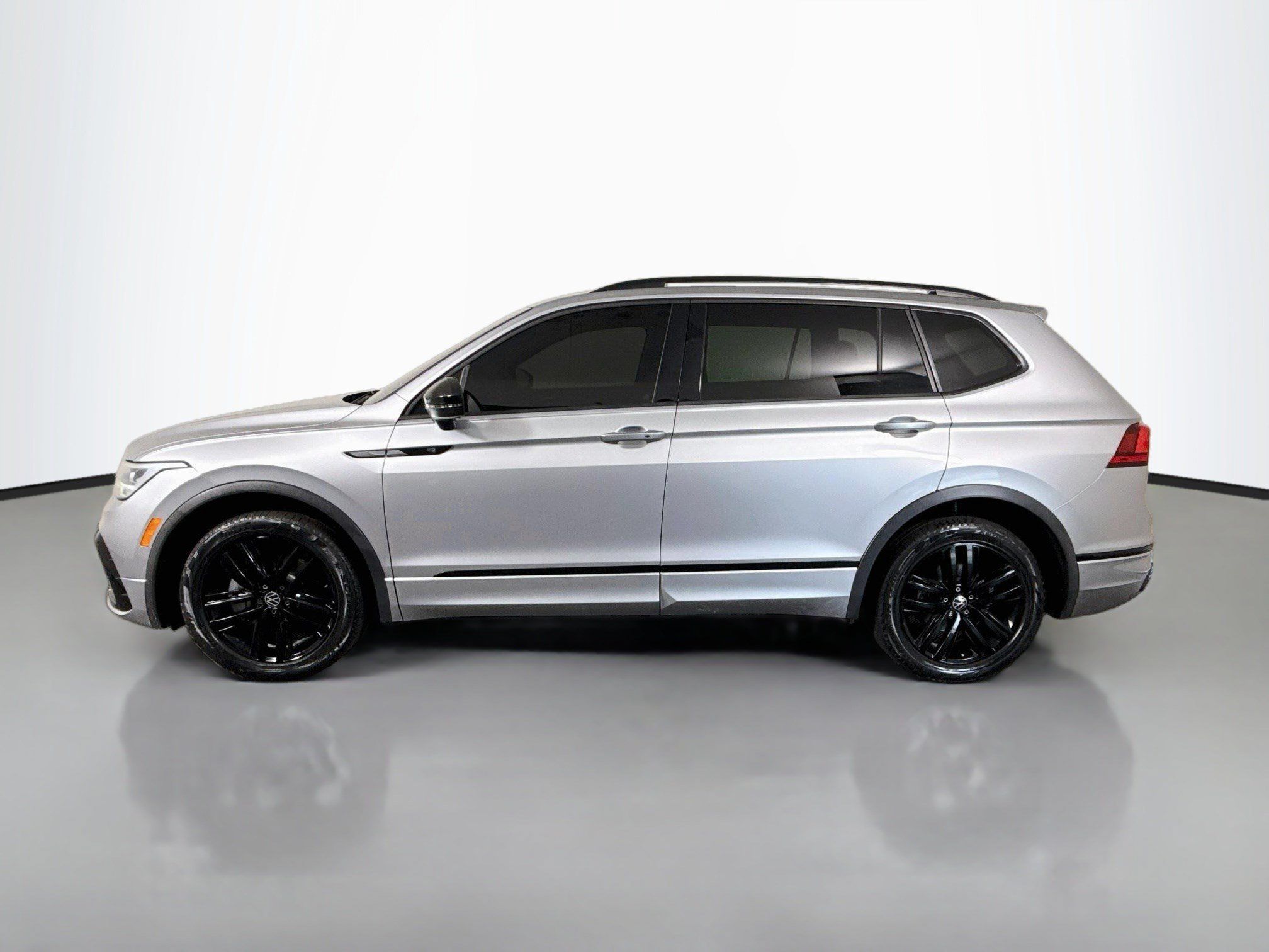 Used 2022 Volkswagen Tiguan SE R-Line FWD image 6