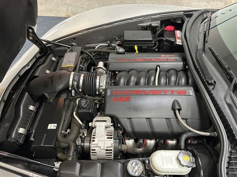 Used 2005 Chevrolet Corvette Coupe w/ Preferred Equipment Group RWD image 18