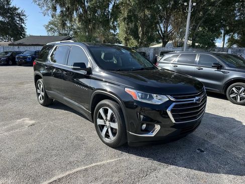 Used 2021 Chevrolet Traverse LT w/ LT Premium Package FWD image 3
