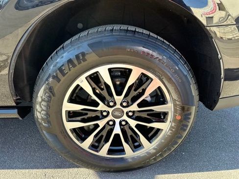 Used 2025 Ford Expedition Platinum image 28