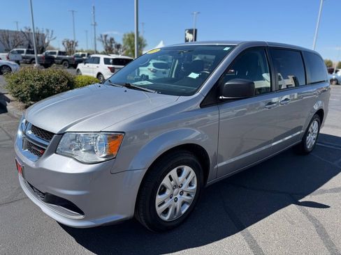 Used 2018 Dodge Grand Caravan SE w/ UConnect Hands-Free Group FWD image 4