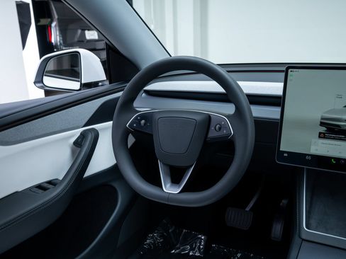 Used 2026 Tesla Model Y 2WD image 9