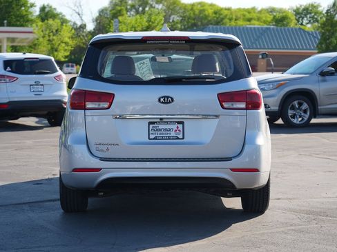 Used 2018 Kia Sedona L FWD image 4