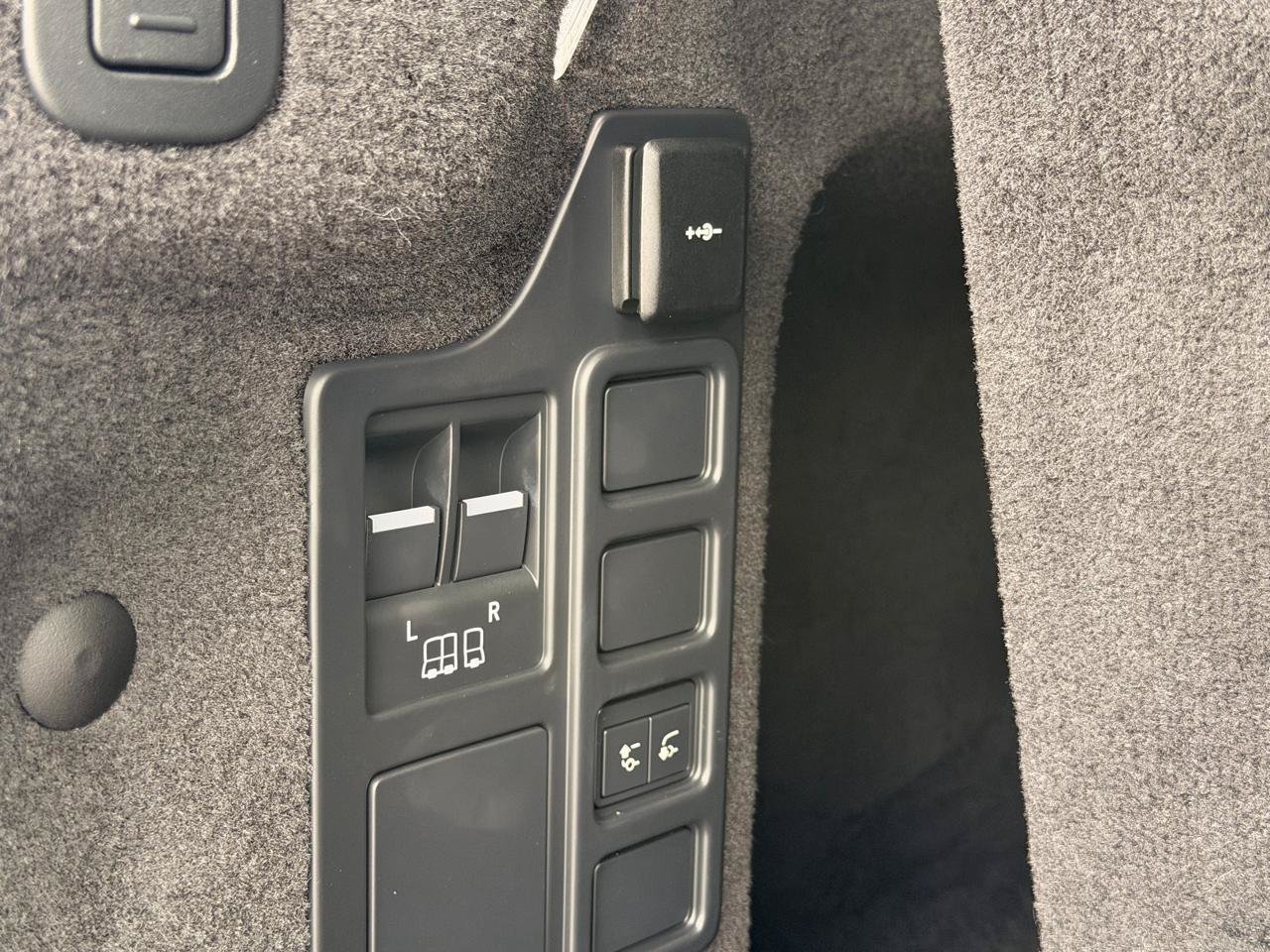 Used 2021 Land Rover Discovery S R-Dynamic AWD/4WD image 19