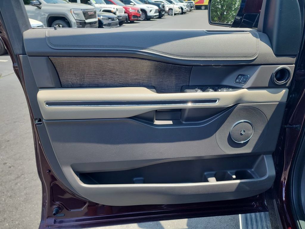 Used 2021 Ford Expedition Limited AWD/4WD image 22