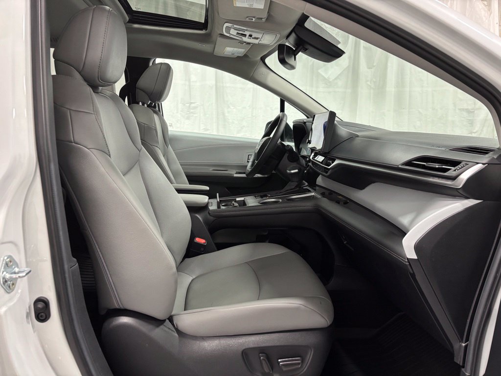 Used 2026 Toyota Sienna XLE FWD image 65