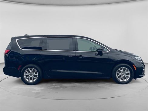 Used 2024 Chrysler Pacifica Touring-L FWD image 8