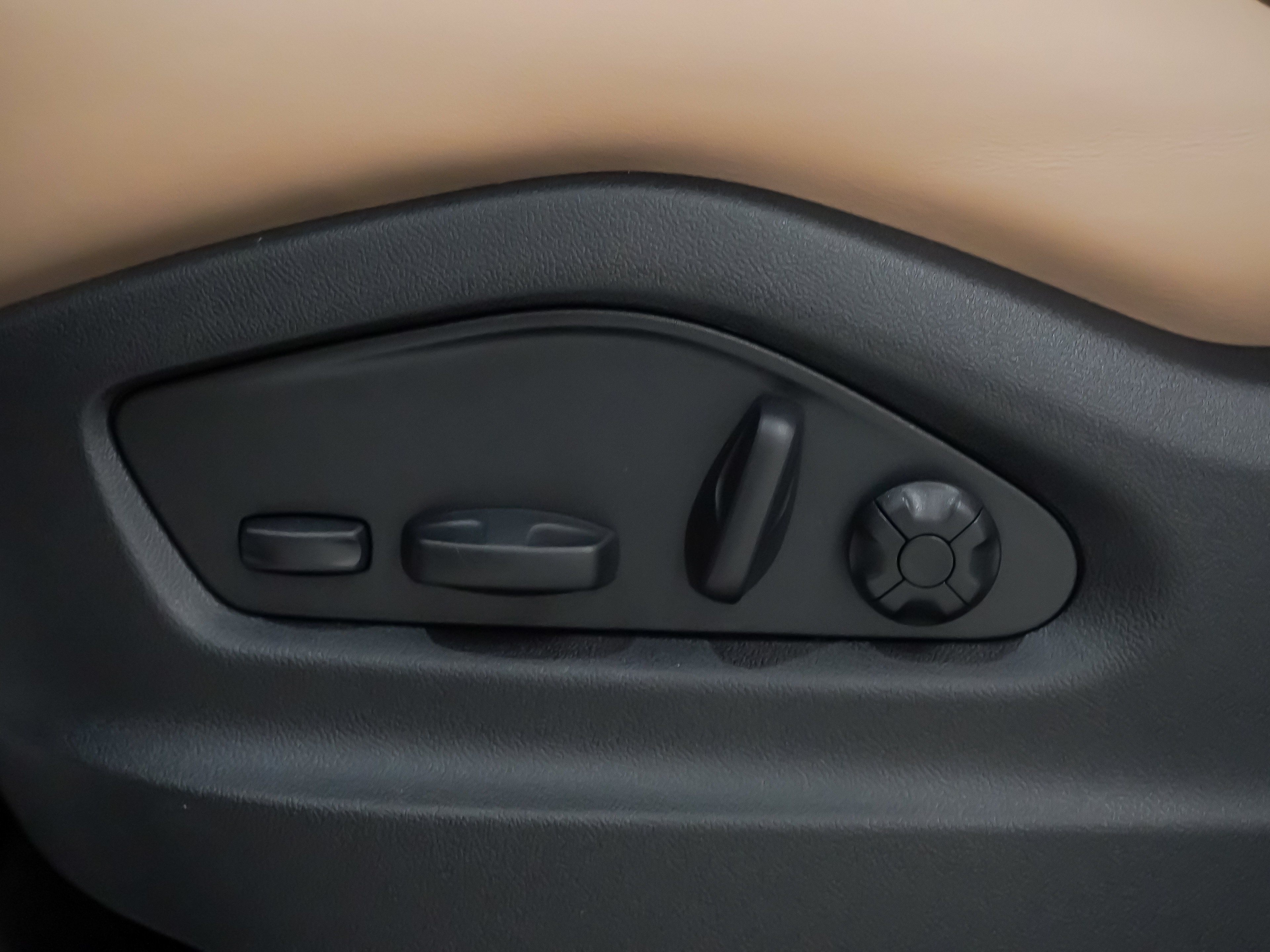 Certified 2026 Porsche Cayenne E-Hybrid Coupe AWD/4WD image 22