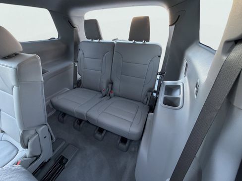 Used 2023 GMC Acadia SLT w/ Technology Package image 11