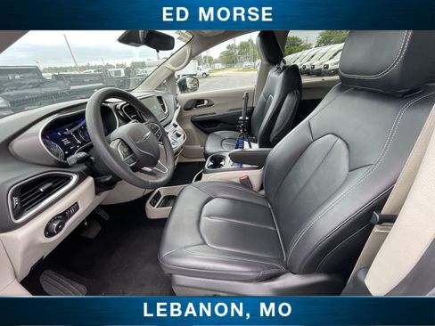 Used 2023 Chrysler Pacifica Touring-L FWD image 18
