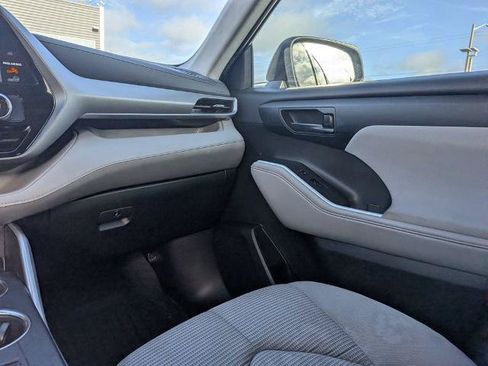 Used 2022 Toyota Highlander LE FWD image 16