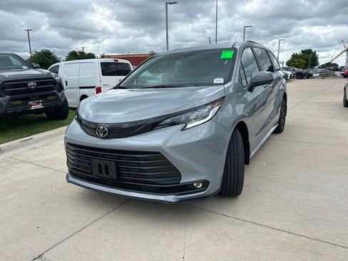 Used 2026 Toyota Sienna XLE Woodland Edition AWD/4WD image 9
