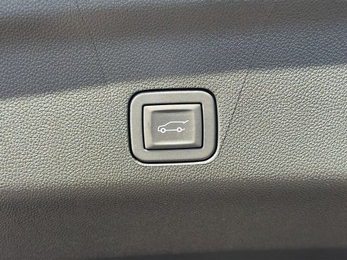 Used 2025 Chevrolet Suburban High Country image 15