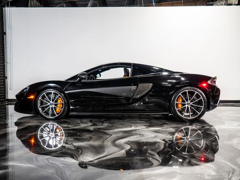 Used 2018 McLaren 570S Spider image 18