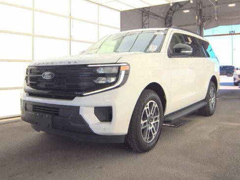 Used 2025 Ford Expedition Active AWD/4WD image 5