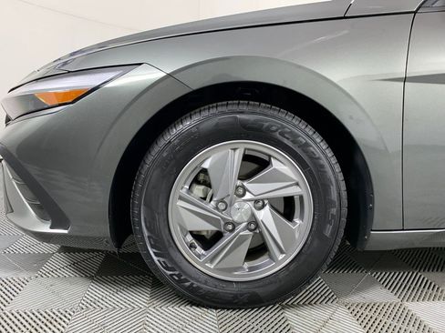 Used 2025 Hyundai Elantra SE FWD image 12