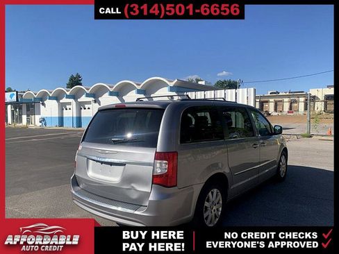 Used 2014 Chrysler Town & Country Touring image 5