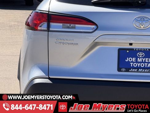 Used 2025 Toyota Corolla Cross LE image 10