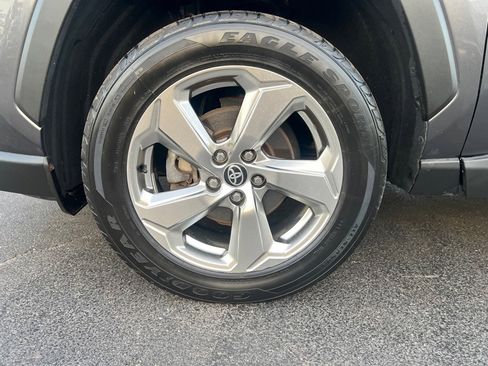 Used 2021 Toyota RAV4 XLE Premium image 37