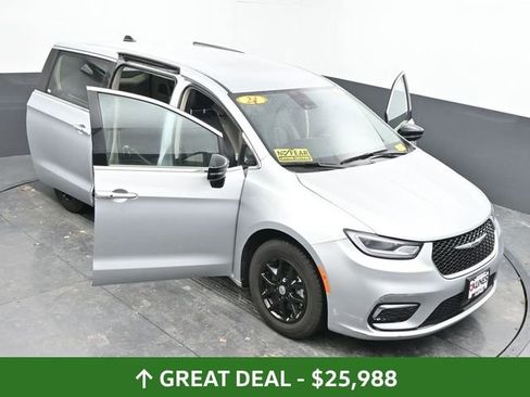 Used 2024 Chrysler Pacifica Touring-L image 61